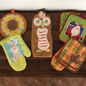 🖤Various Holiday Oven Mitts - 8 included - NWOT!